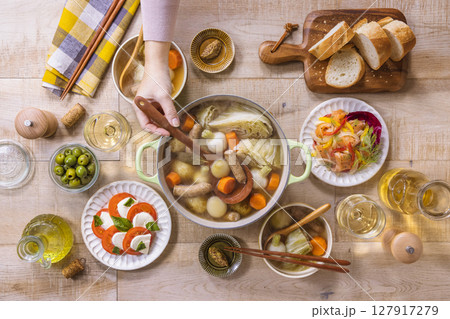 いつもの食卓テーブル風景 127917279