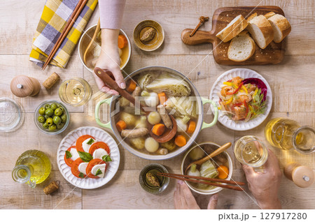 いつもの食卓テーブル風景 いつもの食卓テーブル風景 127917280