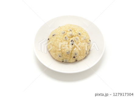 白い皿にのせたチョコチップメロンパン 127917304
