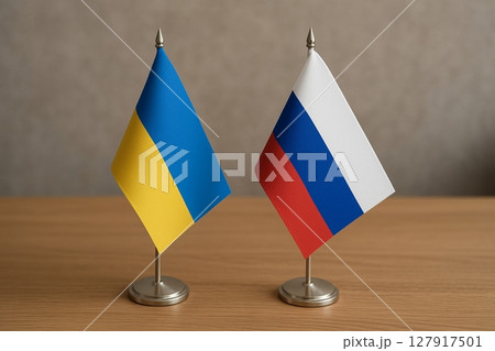 机の上に並べられたウクライナ国旗とロシア国旗 127917501