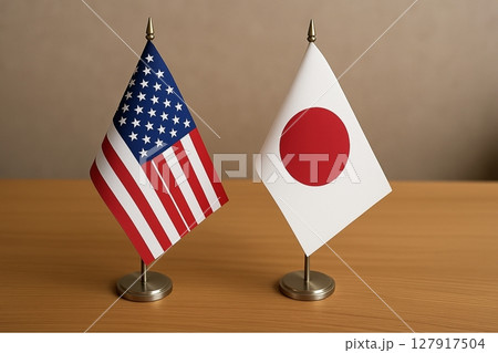 机の上に並べられたアメリカ国旗と日本国旗 127917504