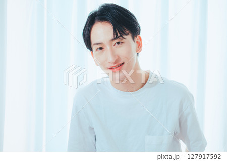 光と笑顔のシンプルポートレート 光と笑顔のシンプルポートレート 127917592