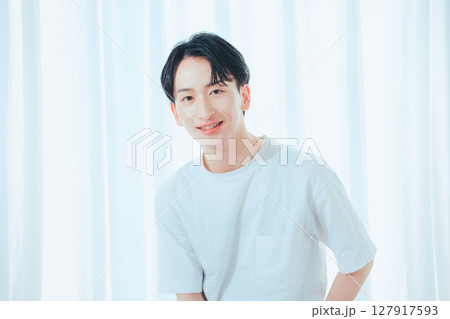 光と笑顔のシンプルポートレート 127917593