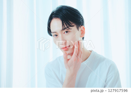 光と笑顔のシンプルポートレート 光と笑顔のシンプルポートレート 127917596