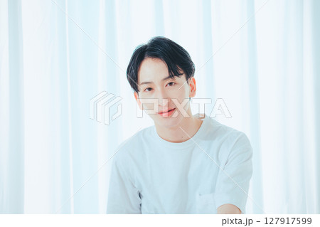 光と笑顔のシンプルポートレート 127917599