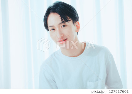 光と笑顔のシンプルポートレート 光と笑顔のシンプルポートレート 127917601