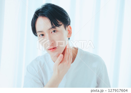 光と笑顔のシンプルポートレート 光と笑顔のシンプルポートレート 127917604
