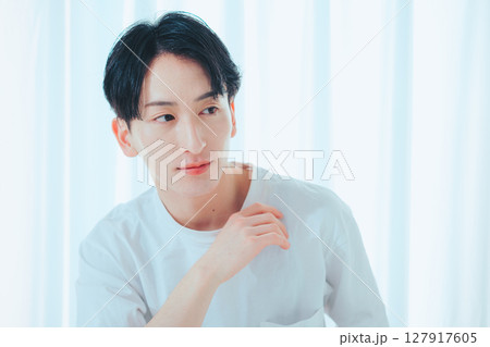 光と笑顔のシンプルポートレート 光と笑顔のシンプルポートレート 127917605