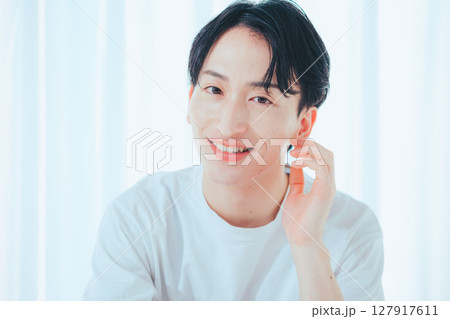 光と笑顔のシンプルポートレート 127917611