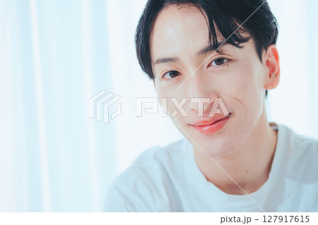 光と笑顔のシンプルポートレート 127917615