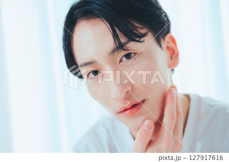 光と笑顔のシンプルポートレート 光と笑顔のシンプルポートレート 127917616