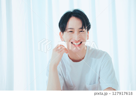 光と笑顔のシンプルポートレート 光と笑顔のシンプルポートレート 127917618