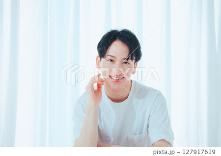 光と笑顔のシンプルポートレート 127917619