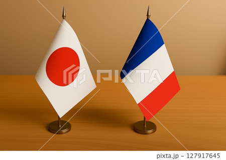 机の上に並べられた日本国旗とフランス国旗 127917645