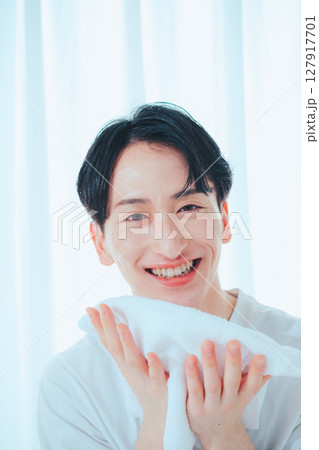 清潔感のある20代男性の洗顔・スキンケアシーン 清潔感のある20代男性の洗顔・スキンケアシーン 127917701