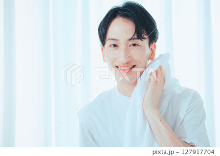 清潔感のある20代男性の洗顔・スキンケアシーン 清潔感のある20代男性の洗顔・スキンケアシーン 127917704