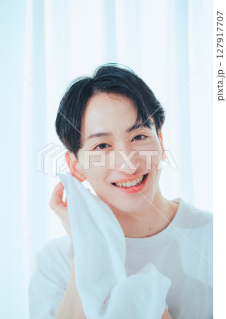 清潔感のある20代男性の洗顔・スキンケアシーン 清潔感のある20代男性の洗顔・スキンケアシーン 127917707