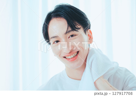 清潔感のある20代男性の洗顔・スキンケアシーン 清潔感のある20代男性の洗顔・スキンケアシーン 127917708
