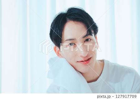 清潔感のある20代男性の洗顔・スキンケアシーン 清潔感のある20代男性の洗顔・スキンケアシーン 127917709