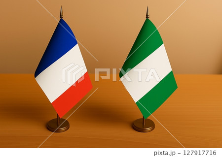 机の上に並べられたフランス国旗とナイジェリア国旗 127917716