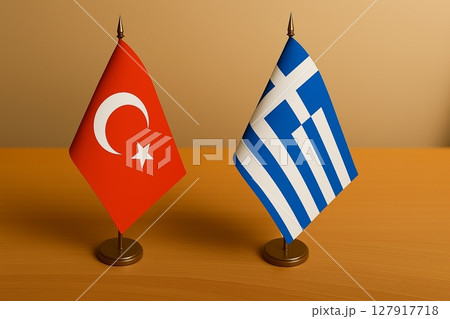 机の上に並べられたトルコ国旗とギリシャ国旗 机の上に並べられたトルコ国旗とギリシャ国旗 127917718
