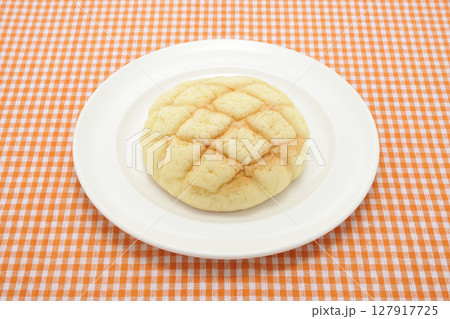 白い皿にのせたメロンパン 127917725