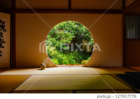 丸窓から見える庭園 丸窓から見える庭園 127917776