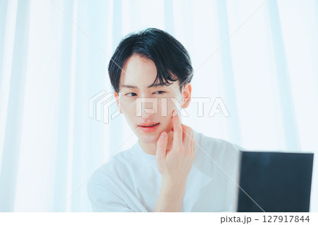 鏡でスキンチェックをする爽やか男子 — メンズスキンケア習慣 127917844