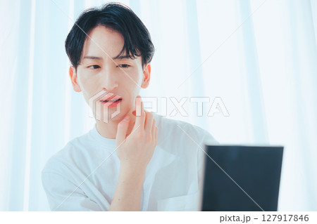 鏡でスキンチェックをする爽やか男子 — メンズスキンケア習慣 127917846