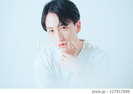 自然体で魅せる — ナチュラルな20代メンズポートレート 127917898