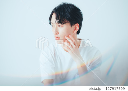 自然体で魅せる — ナチュラルな20代メンズポートレート 127917899