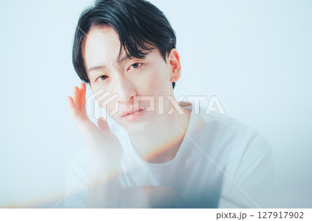 自然体で魅せる — ナチュラルな20代メンズポートレート 127917902