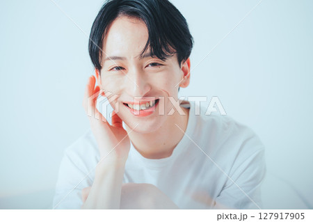自然体で魅せる — ナチュラルな20代メンズポートレート 127917905