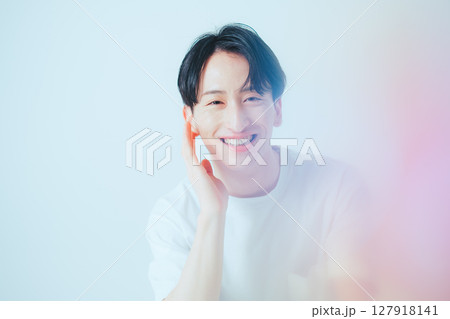ナチュラルスマイル — 清潔感あふれる20代メンズポートレート 127918141