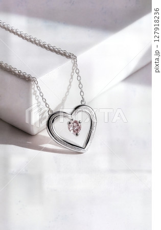 Exquisite Heart Pendant Necklace A Symbol of Love and Elegance for Special Occasions 127918236