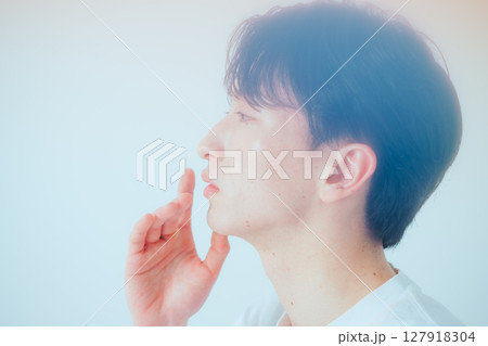 淡く儚い横顔 — アンニュイな雰囲気のナチュラルポートレート 127918304