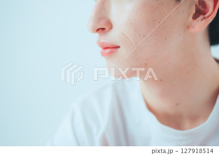 男性の肌ケア — ナチュラルなパーツカットの美容イメージ 男性の肌ケア — ナチュラルなパーツカットの美容イメージ 127918514