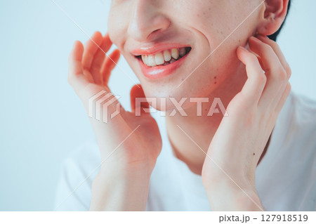 男性の肌ケア — ナチュラルなパーツカットの美容イメージ 127918519