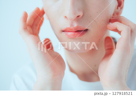 男性の肌ケア — ナチュラルなパーツカットの美容イメージ 127918521