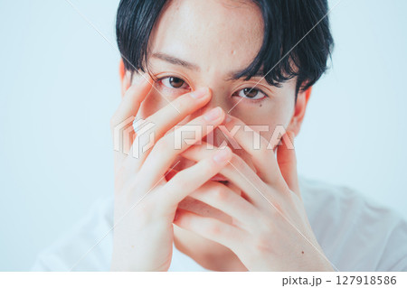 男性の目元ケア — ナチュラルでリアルなパーツビューティカット 127918586