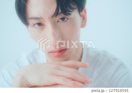 男性の目元ケア — ナチュラルでリアルなパーツビューティカット 127918591