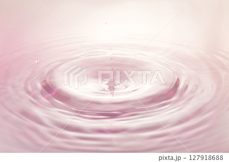 水面に落ちる水滴. 水面に落ちる水滴. 127918688
