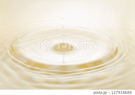 水面に落ちる水滴. 水面に落ちる水滴. 127918689