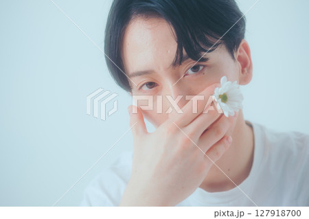花と若い男性 — ナチュラルでアンニュイな雰囲気のビューティカット 127918700
