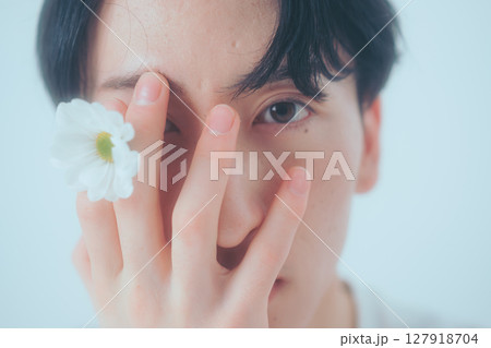 花と若い男性 — ナチュラルでアンニュイな雰囲気のビューティカット 127918704
