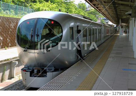 入間市駅に到着する西武池袋線特急ちちぶ号 127918729