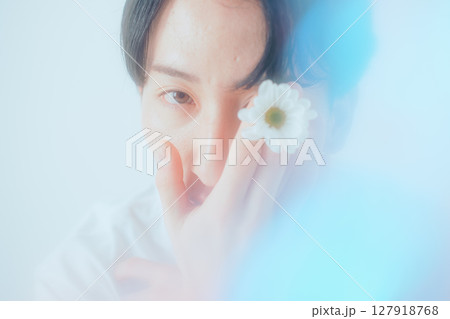 花で覆う視線 — 柔らかい光に包まれたアンニュイビューティ 127918768