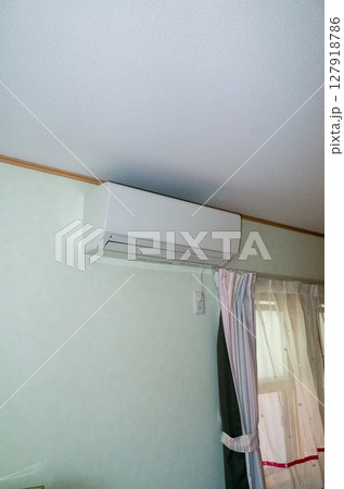 子供部屋のルームエアコン 127918786