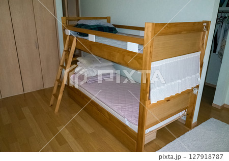 子供部屋の二段ベッド 127918787