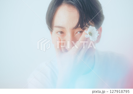 花で覆う視線 — 柔らかい光に包まれたアンニュイビューティ 127918795